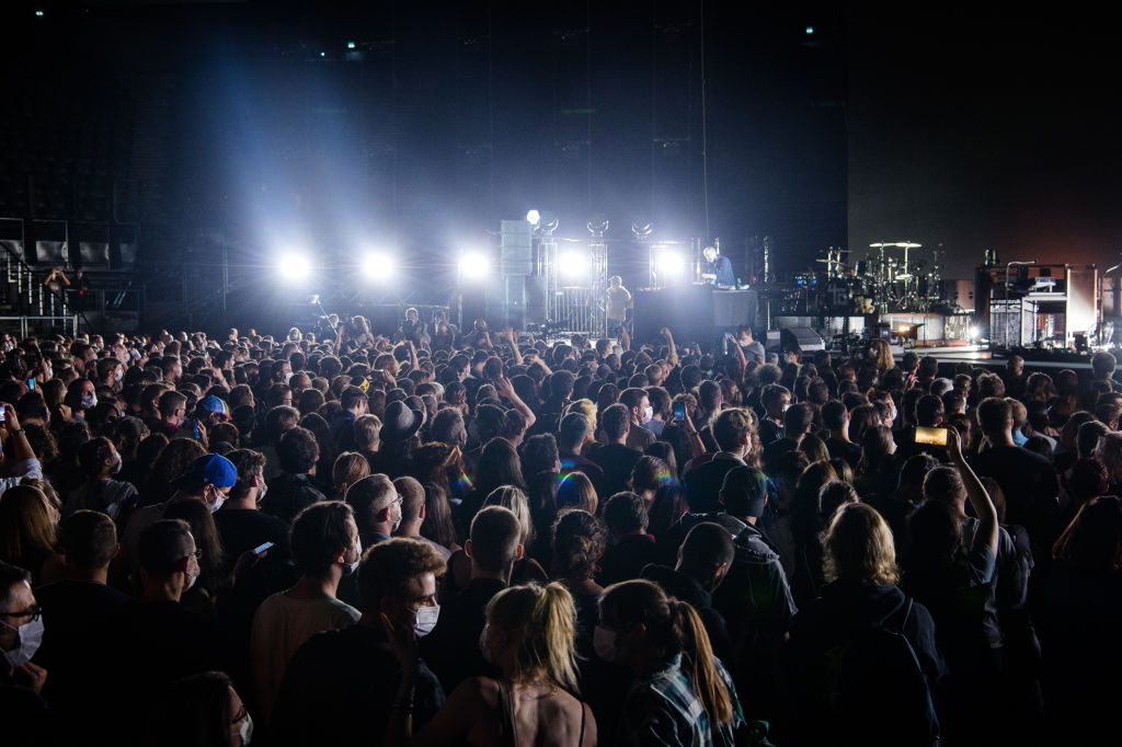 Vuelve la música a París: Organizan concierto de prueba con 5 mil personas