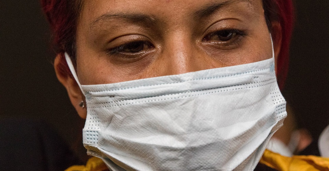 CIUDAD DE MÉXICO, 17MAYO2021.- Marisol Tapia, madre del menor Brandon Giovanny Hernández, quien falleció cuando colapsó un tramo elevado de la Línea 12 del Metro, el pasado 3 de mayo, y Enrique Bonilla Ruiz, un pasajero que viajaba en unos de los vagones siniestrados, acudieron a las oficinas de la Secretaría de la Contraloría General del Sistema de Transporte Colectivo (STC) Metro para interponer sendas denuncias. La mujer denunció por homicidio doloso a varias funcionarios y políticos por la muerte de su hijo, mientras que el hombre denunció que ninguna autoridad se ha hecho responsable de las lesiones que sufrió en el percance. En las denuncias se señalan a Marcelo Ebrard, quien actualmente es Secretario de Relaciones Exteriores; Claudia Sheinbaum, Jefa de Gobierno, y Florencia Serranía Soto, directora del STC. 