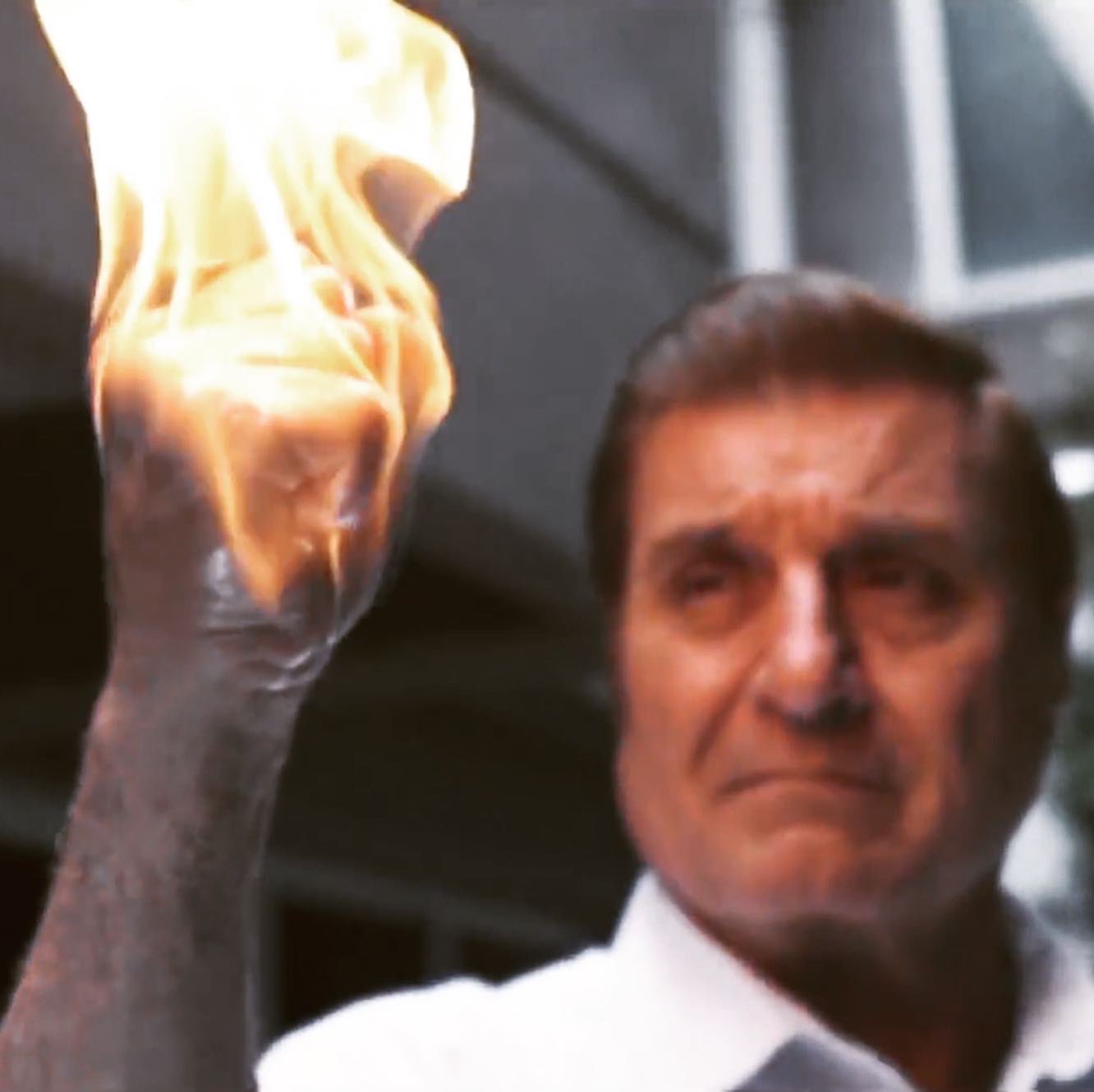 Y en Puebla: Candidato se prende fuego en una mano para confirmar que irá a debate