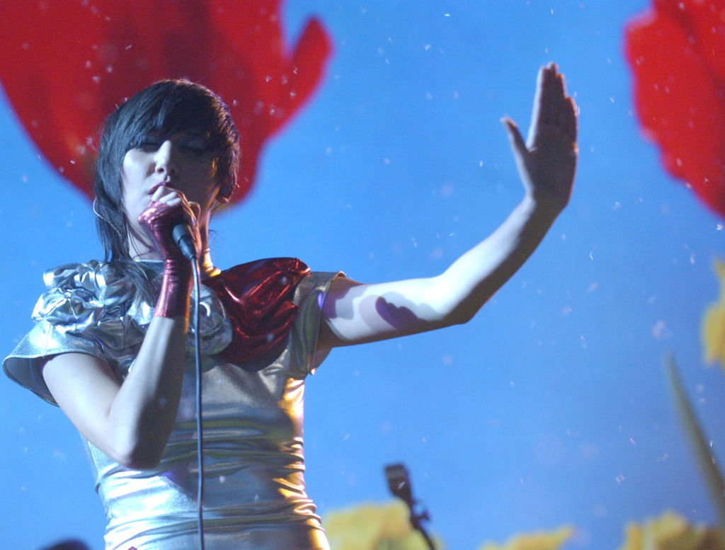 Checa a Karen O y Dave Grohl tocando Heads Will Roll de Yeah Yeah Yeahs