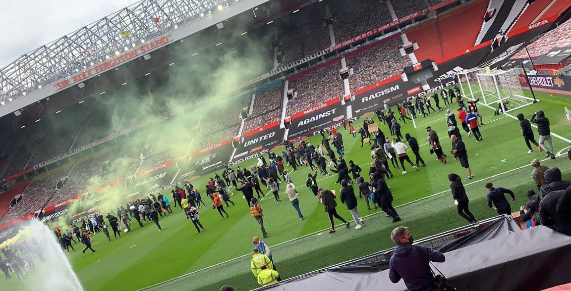 En imágenes: Las protestas de los aficionados del Manchester United en la cancha de Old Trafford