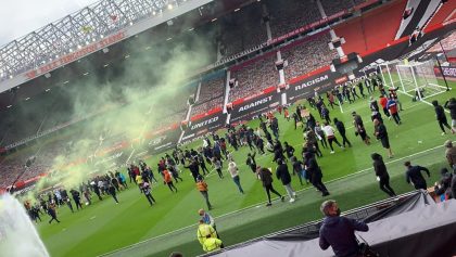 En imágenes: Las protestas de los aficionados del Manchester United en la cancha de Old Trafford