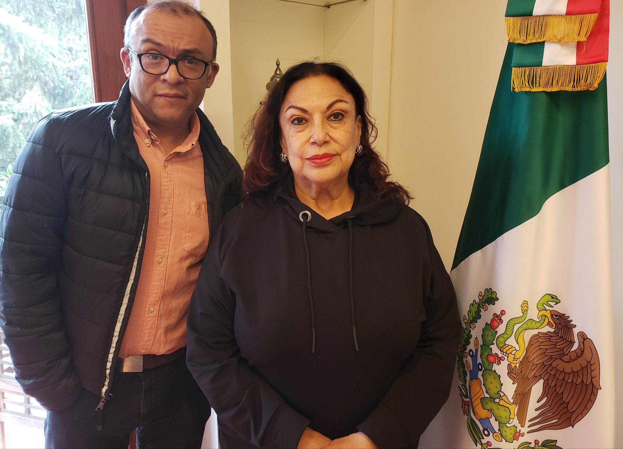 La cónsul Isabel Arvide vuela en primera clase y culpa a reporteros por "llenar" el avión