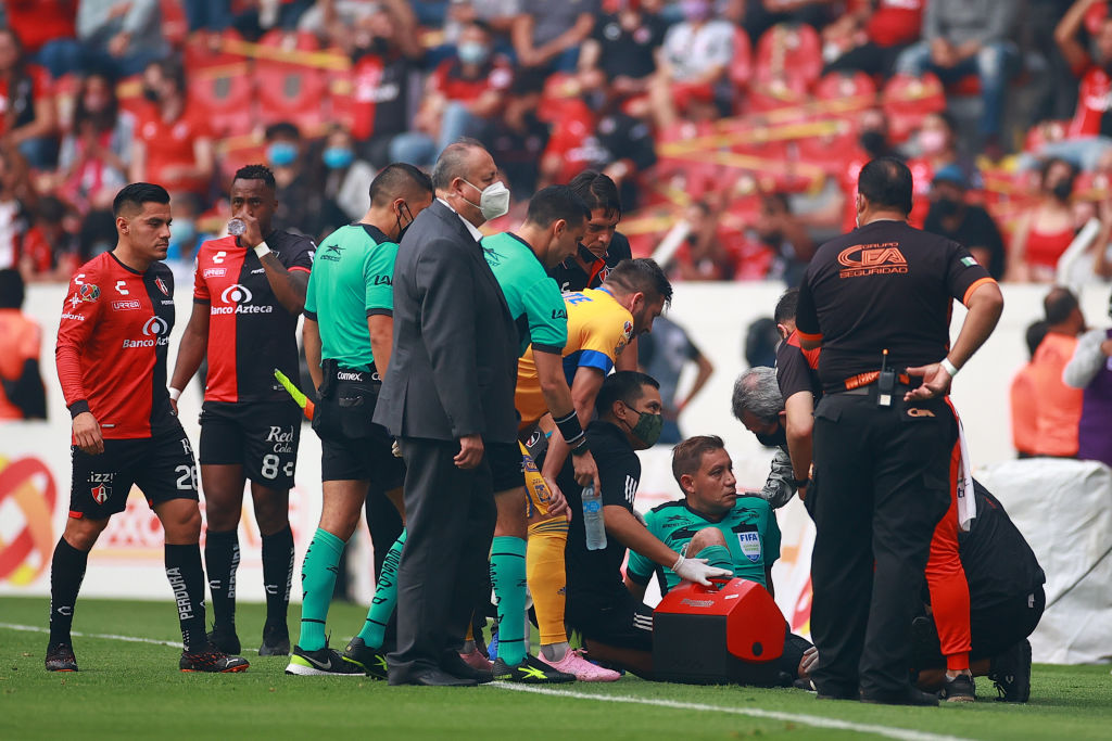 ¡Ver para creer! Abanderado se lesiona y es sustituido en el inicio del Atlas-Tigres