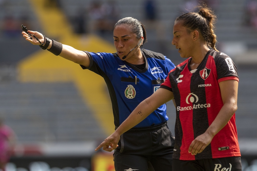 La escandalosa mano en el área que no marcó la árbitra en el Atlas-Chivas Femenil