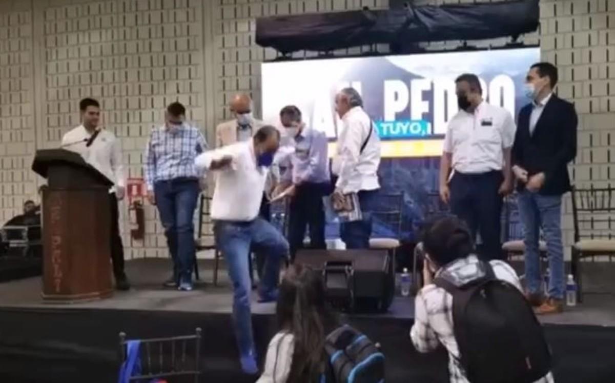 Marko Cortés sufre caída en un evento y el dirigente de MC se burla en redes