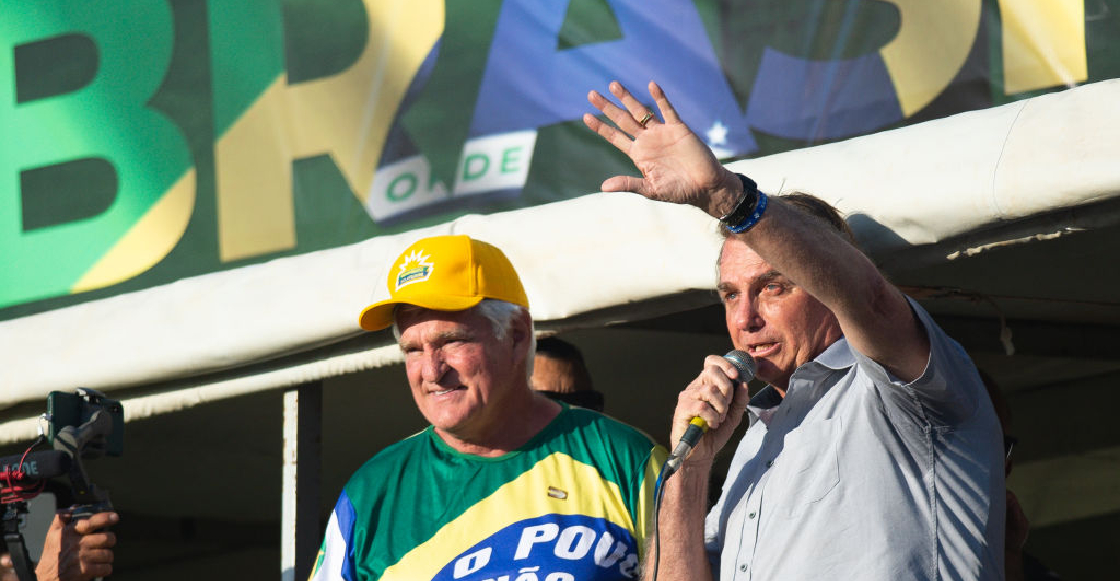 Multan a Bolsonaro por organizar un evento masivo y no usar cubrebocas