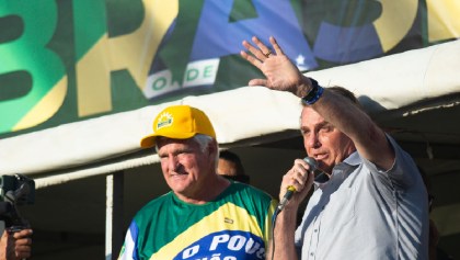 Multan a Bolsonaro por organizar un evento masivo y no usar cubrebocas