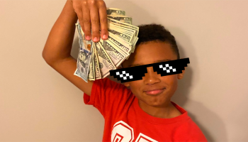 Suertudo nivel: Niño encuentra 5 mil dólares mientras lavaba el coche de su papá