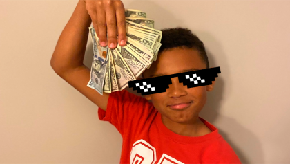Suertudo nivel: Niño encuentra 5 mil dólares mientras lavaba el coche de su papá