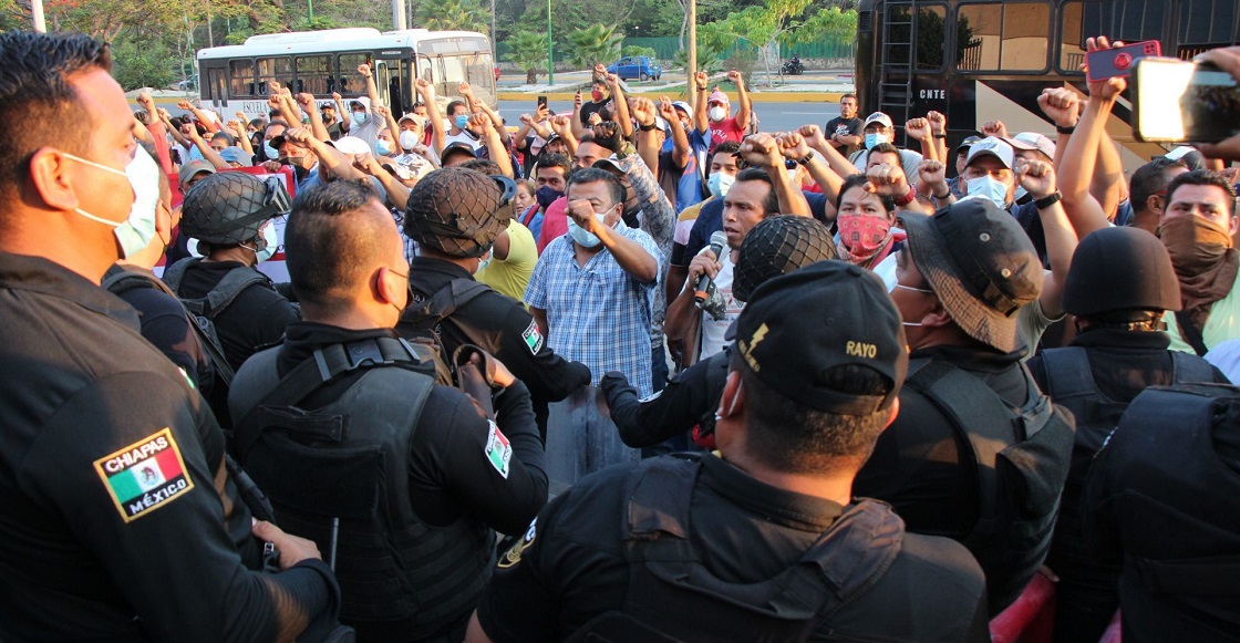 TUXTLA GUTIÉRREZ, CHIAPAS, 18MAYO2021.- Fueron desalojados con gases lacrimógenos estudiantes de la Escuela Normal Rural Mactumatzá, policías estatales emprendieron un operativo para retirar a normalistas que estaban realizando diversos bloqueos en vialidades de la capital del estado. En el crucero conocido como "La Coca" fueron detenidos varios estudiantes, que hasta el momento no han sido liberados.