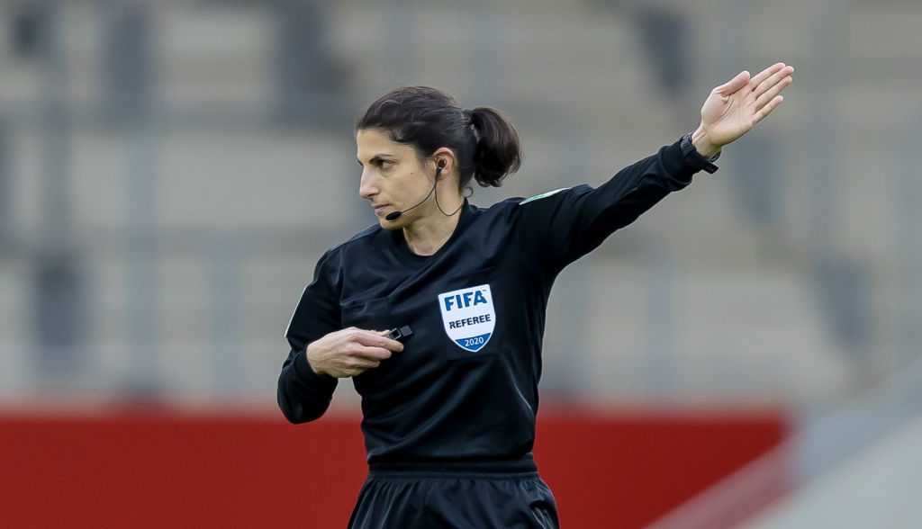 Riem Hussein, farmacéutica y árbitra de la Champions League Femenil