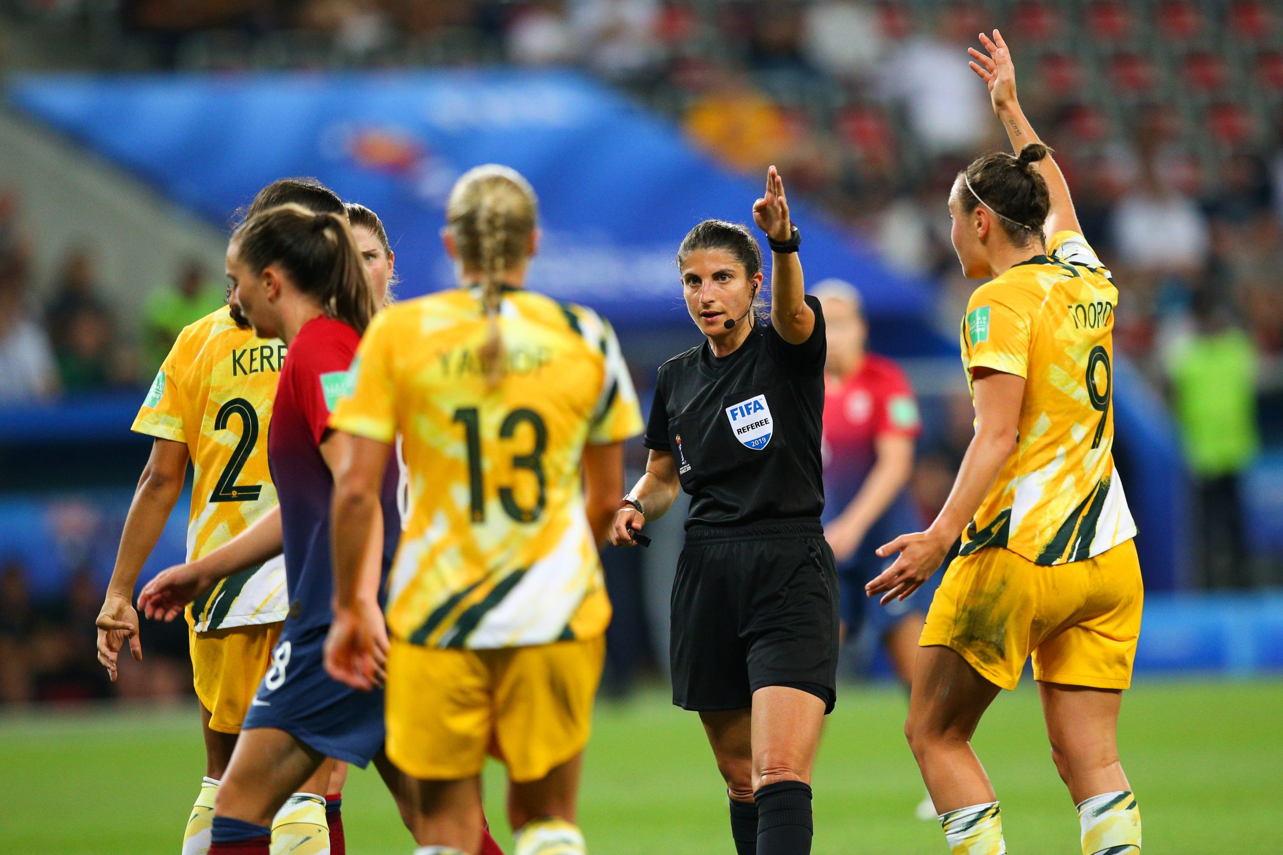Riem Hussein, farmacéutica y árbitra de la Champions League Femenil