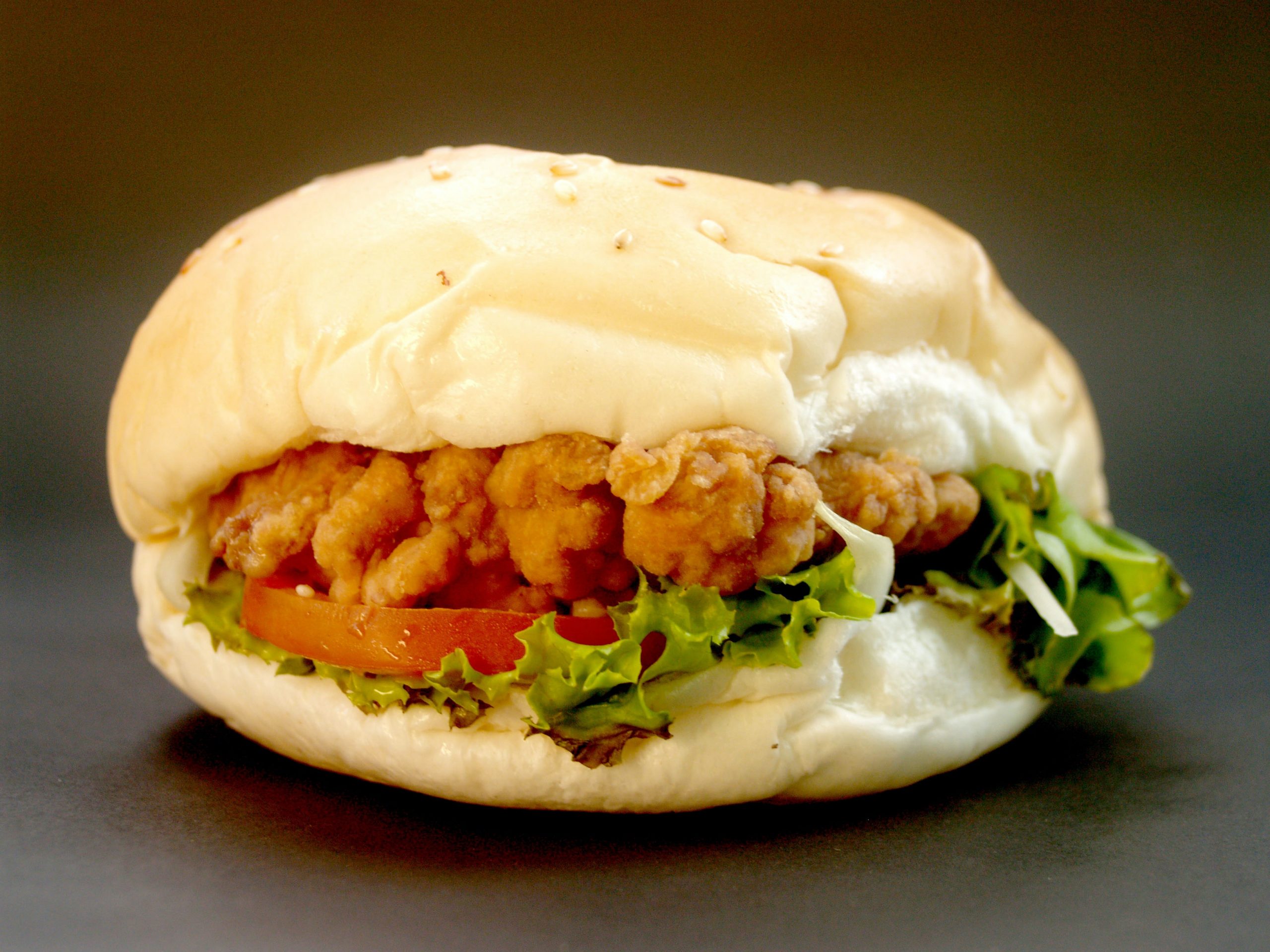 Es real: Popularidad de alitas y chicken sandwich provoca escasez de pollo en EU
