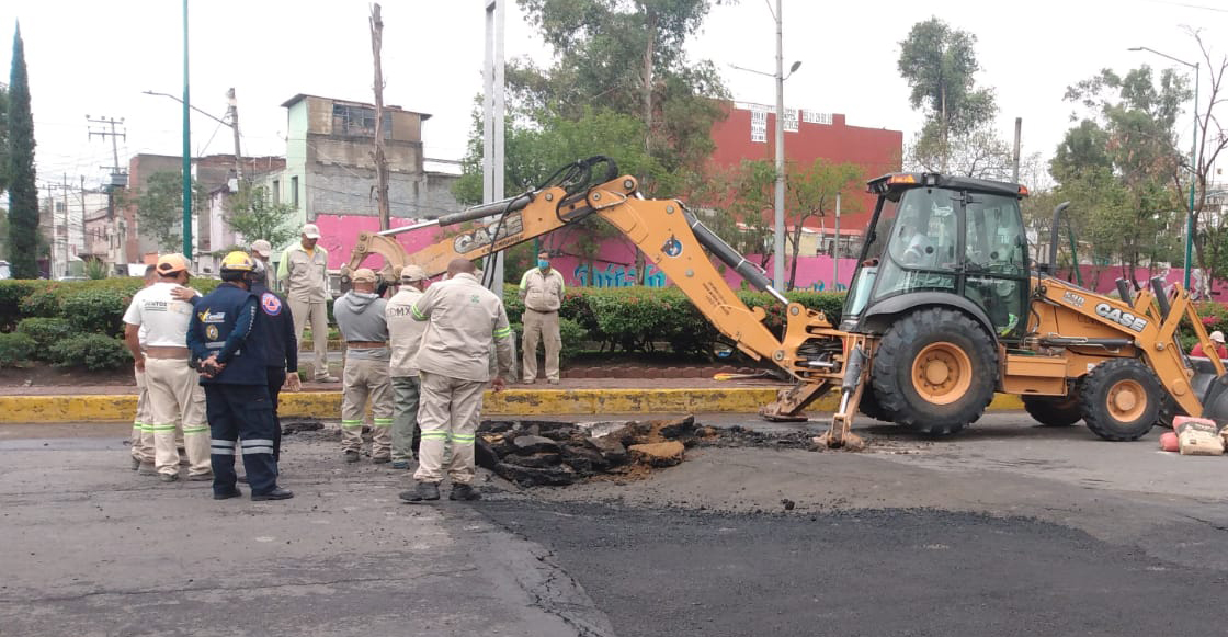 socavon-avenida-oceania-cdmx