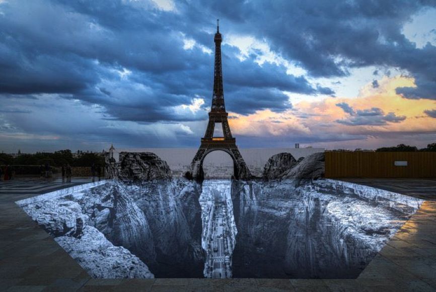El artista J.R., lleva la Torre Eiffel en la cima de un risco