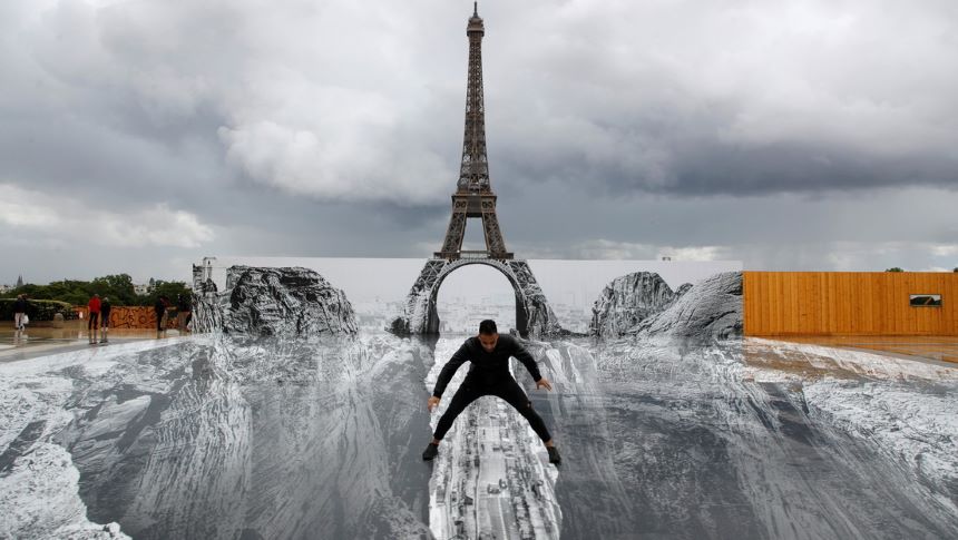 El artista J.R., lleva la Torre Eiffel en la cima de un risco