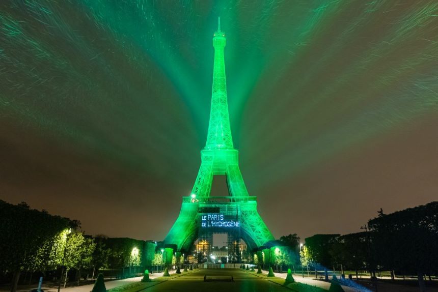 ¡Qué elegancia la de Francia! La Torre Eiffel se ilumina con hidrógeno verde