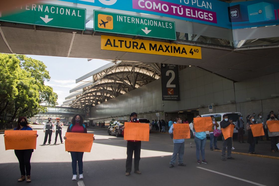 AMLO-protesta-medicamentos-cancer "Un grupo de familiares de niños con cáncer se manifestó bloqueando la avenida Boulevard Puerto Aereo, en demanda de dotación de medicamentos". 