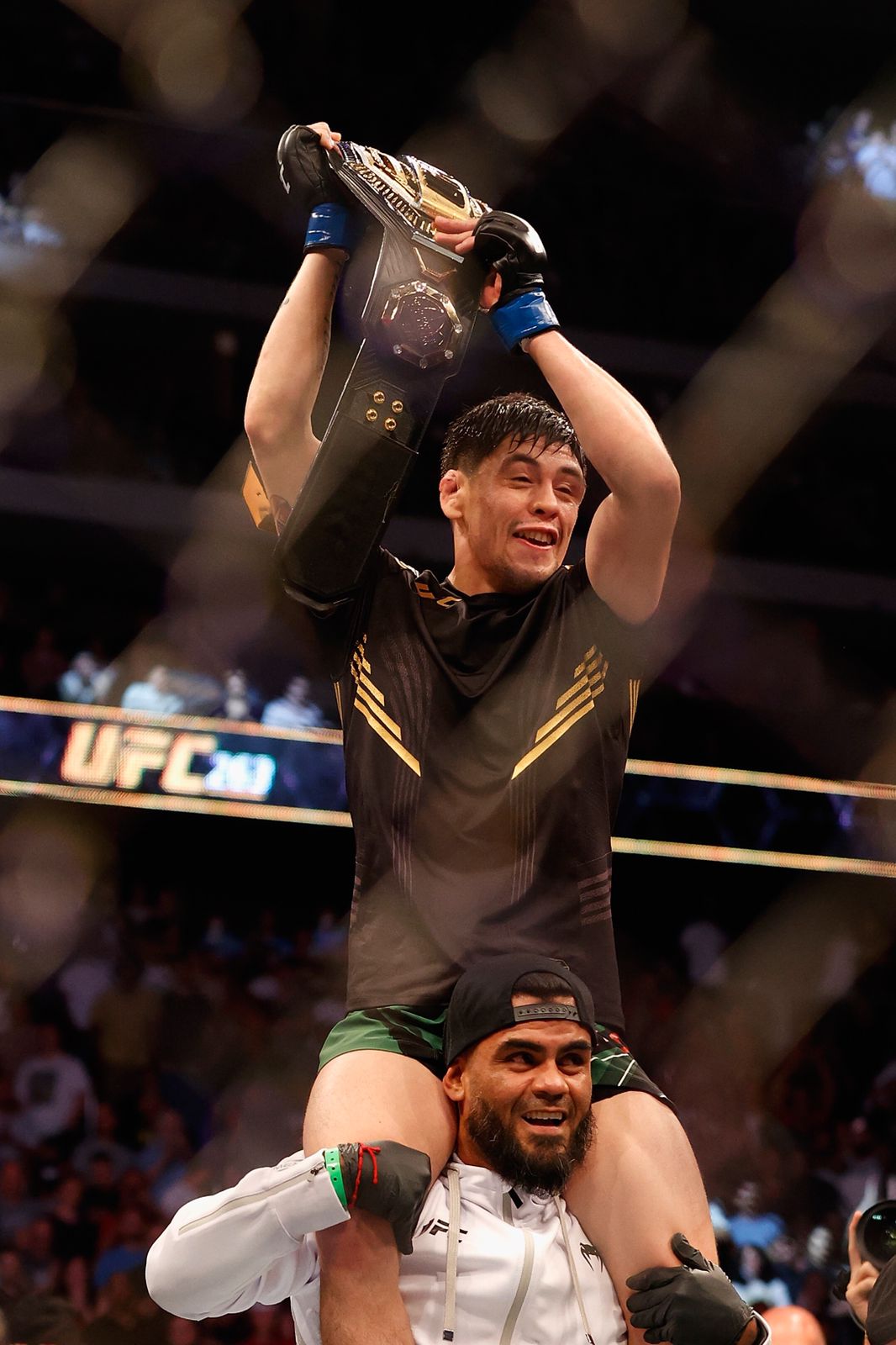 Brandon Moreno celebra el título de UFC