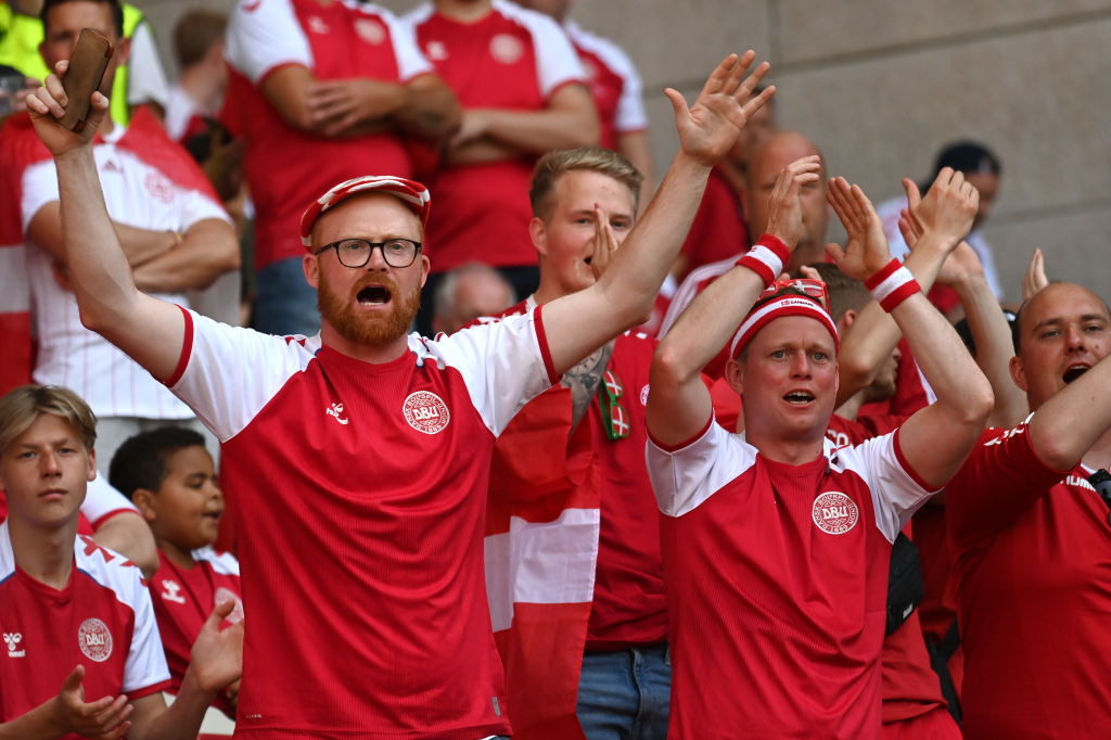 Confirman contagios de la variante delta entre aficionados de Dinamarca en la Eurocopa