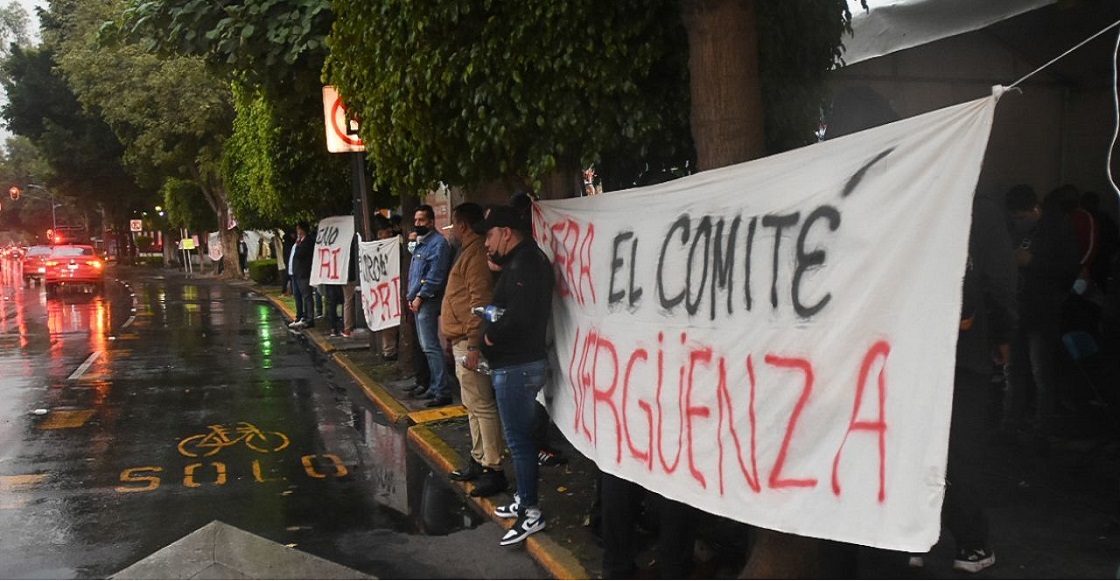 CIUDAD DE MÉXICO, 29JUNIO2021.- Distintos grupos militantes del Partido Revolucionario Institucional (PRI) se enfrentaron a golpes a las afueras de la sede Nacional de dicho partido político, luego de que un grupo se manifestará y tomara la sede pacíficamente. 