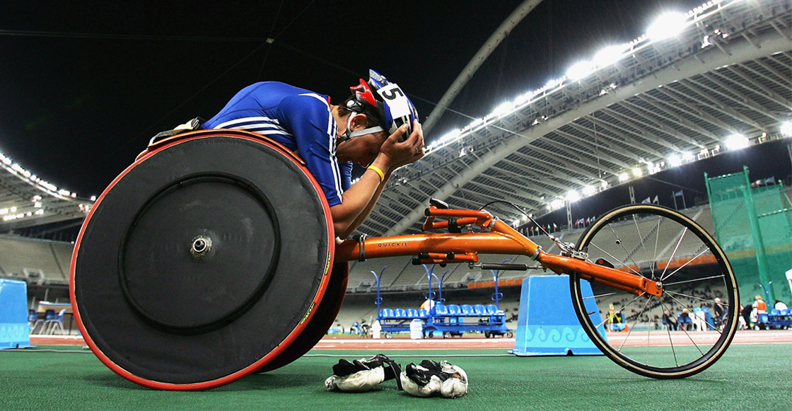 Atleta paralímpico lamentando su derrota