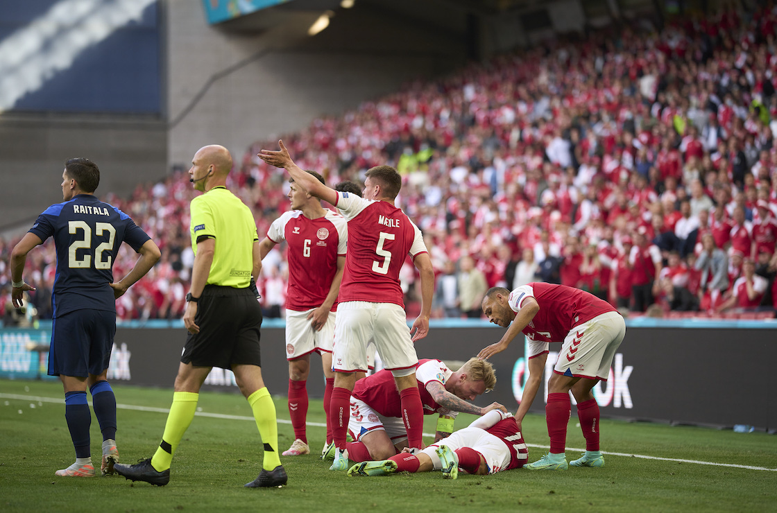 UEFA reconoce al árbitro que intervino en el protocolo de atención a Christian Eriksen 
