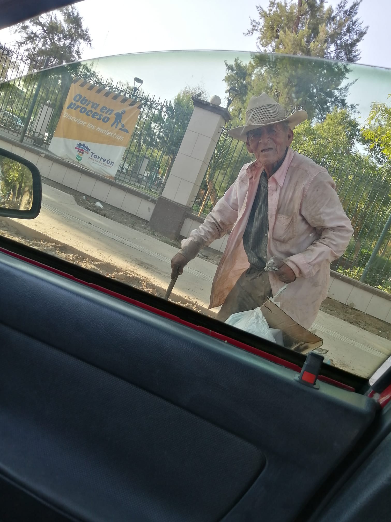 Familia "adopta" a abuelito que vivía en situación de calle en Torreón