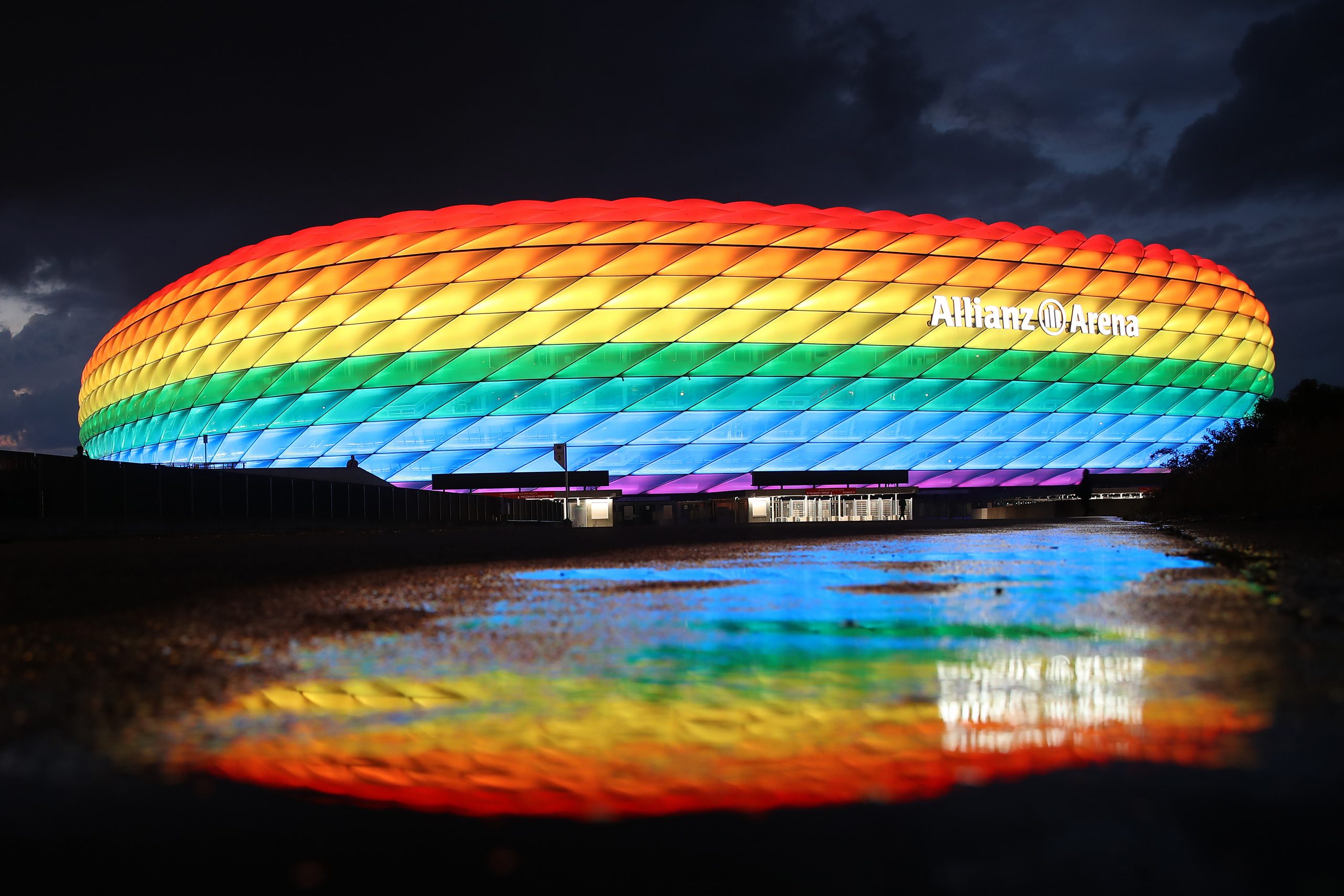 Allianz Arena iluminado con los colores de la bandera LGBT+