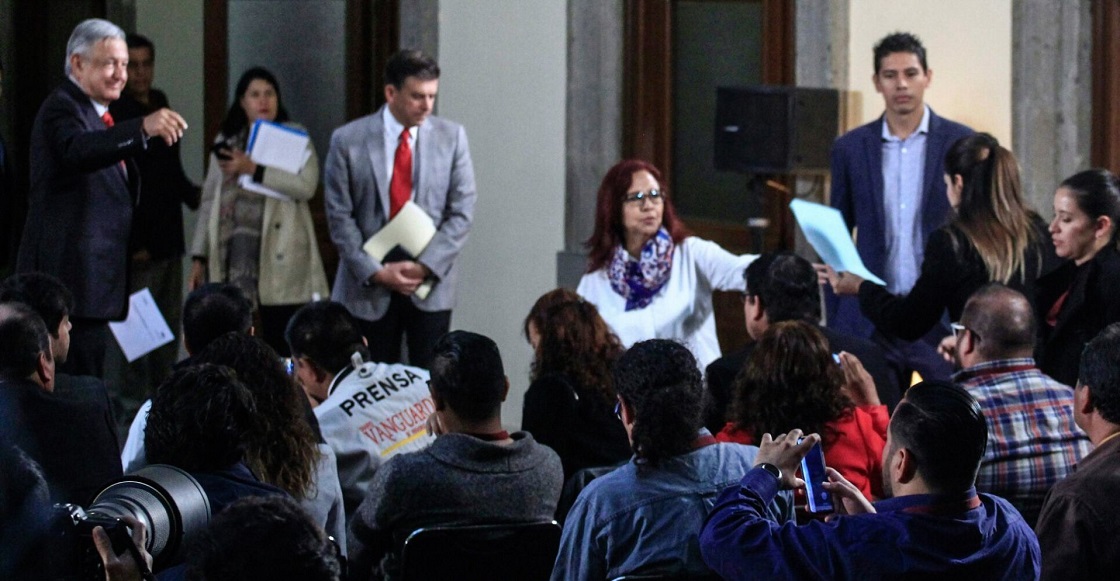 CIUDAD DE MÉXICO, 02JULIO2019.- El presidente de la República, Andrés Manuel López Obrador, durante la conferencia matutina diaria en el Palacio Nacional. Al finalizar reportera le entrego unos documentos refiriéndose a los despidos de la agencia de noticias del estado.
