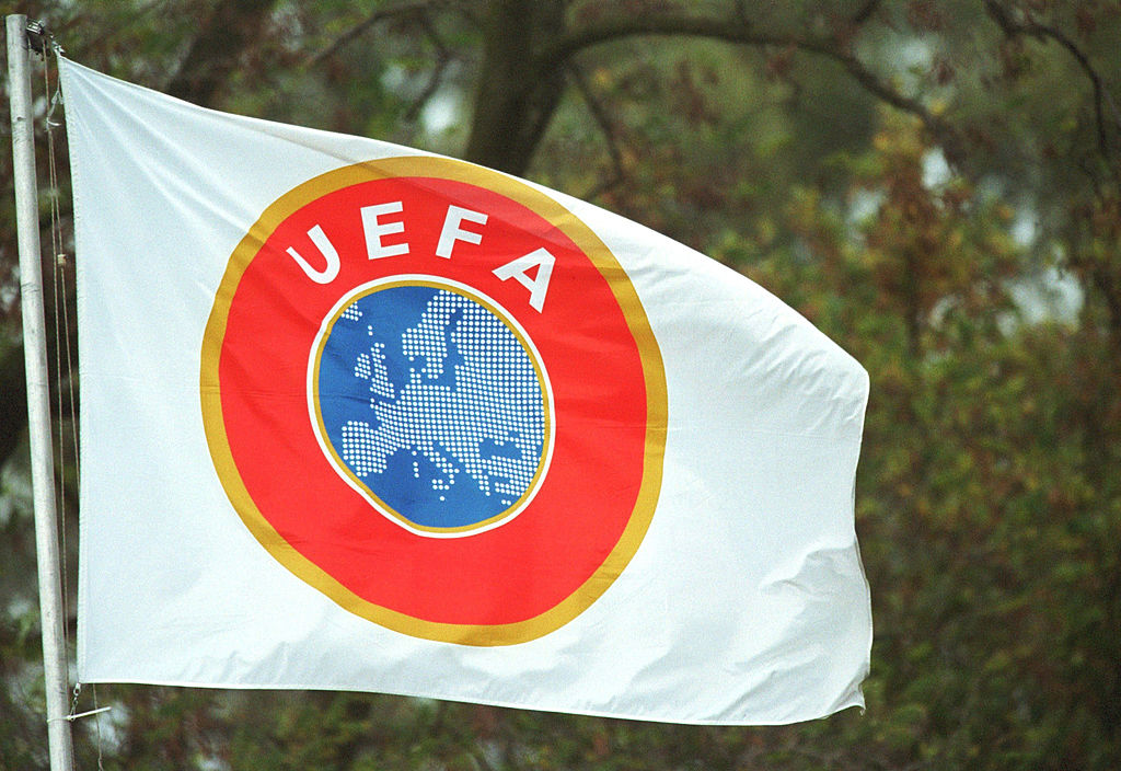 Bandera con el logo de la UEFA