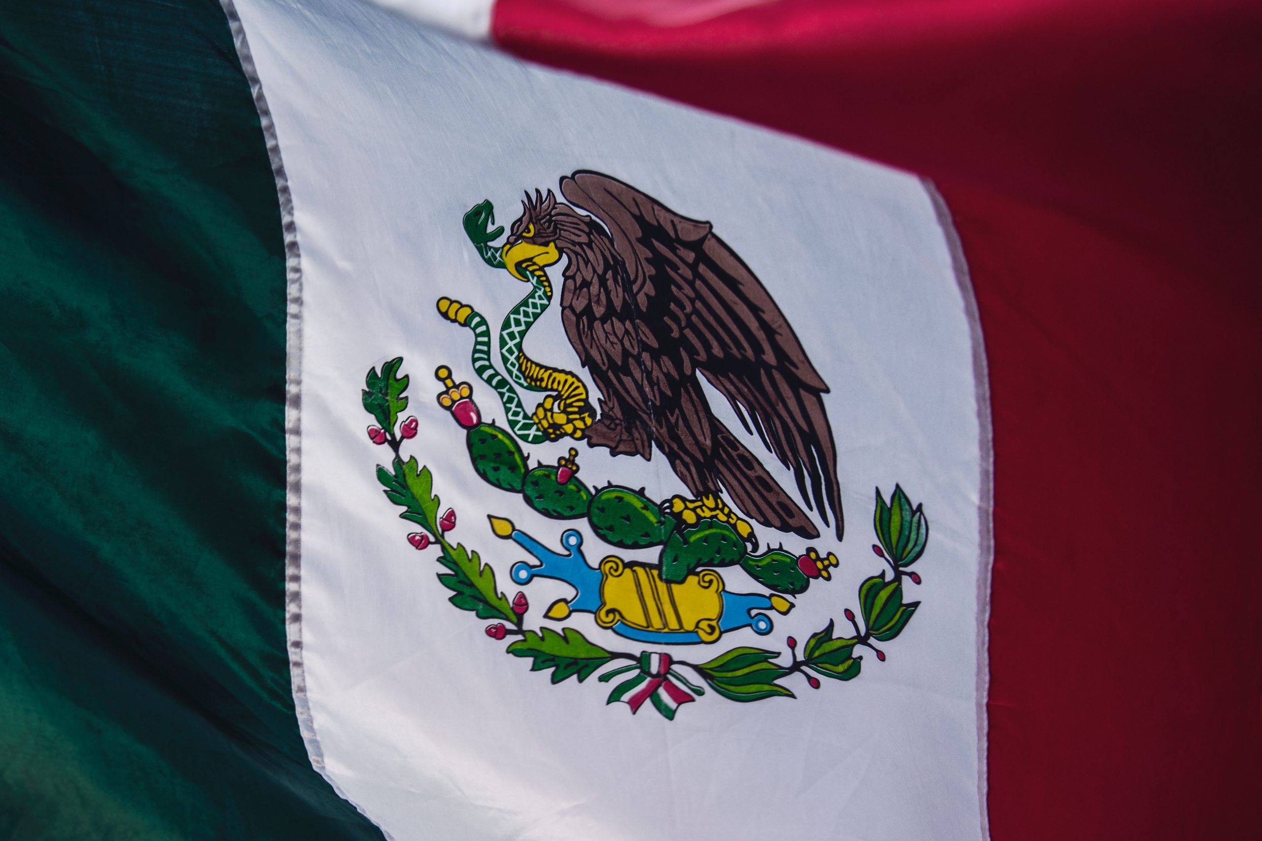 Chale: Niegan diploma a alumno graduado en EU por portar la bandera de México