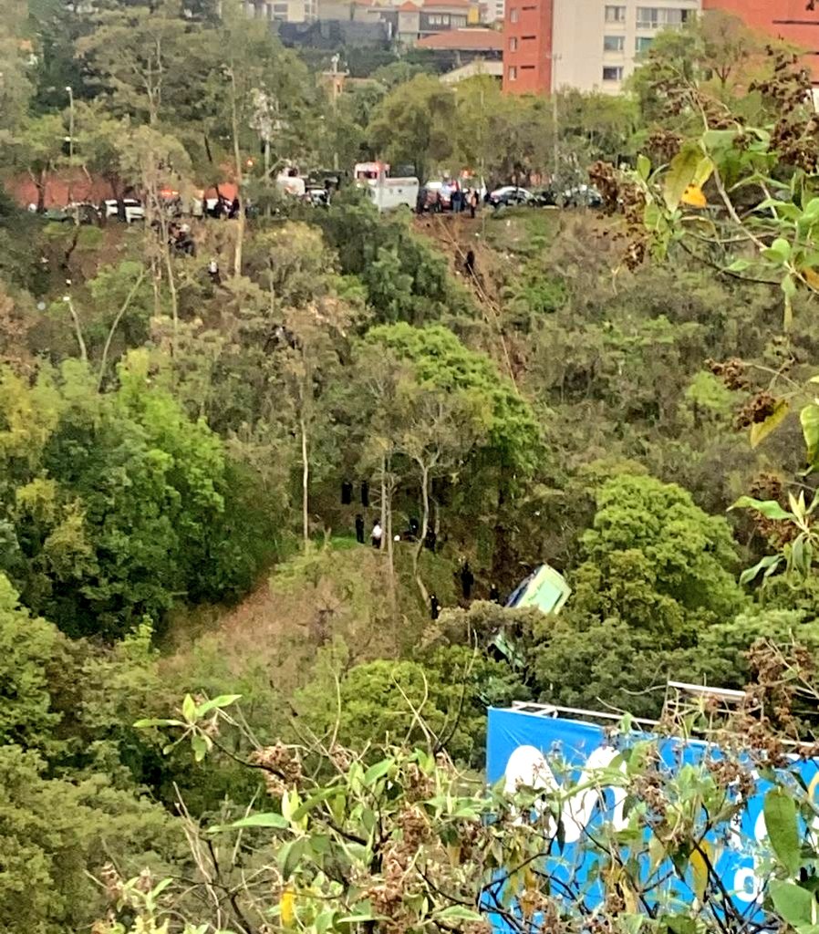 Camión de pasajeros cae a barranca en Cuajimalpa; se reportan 19 heridos 
