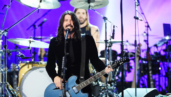 Checa a Foo Fighters covereando a Queen en su regreso a los escenarios