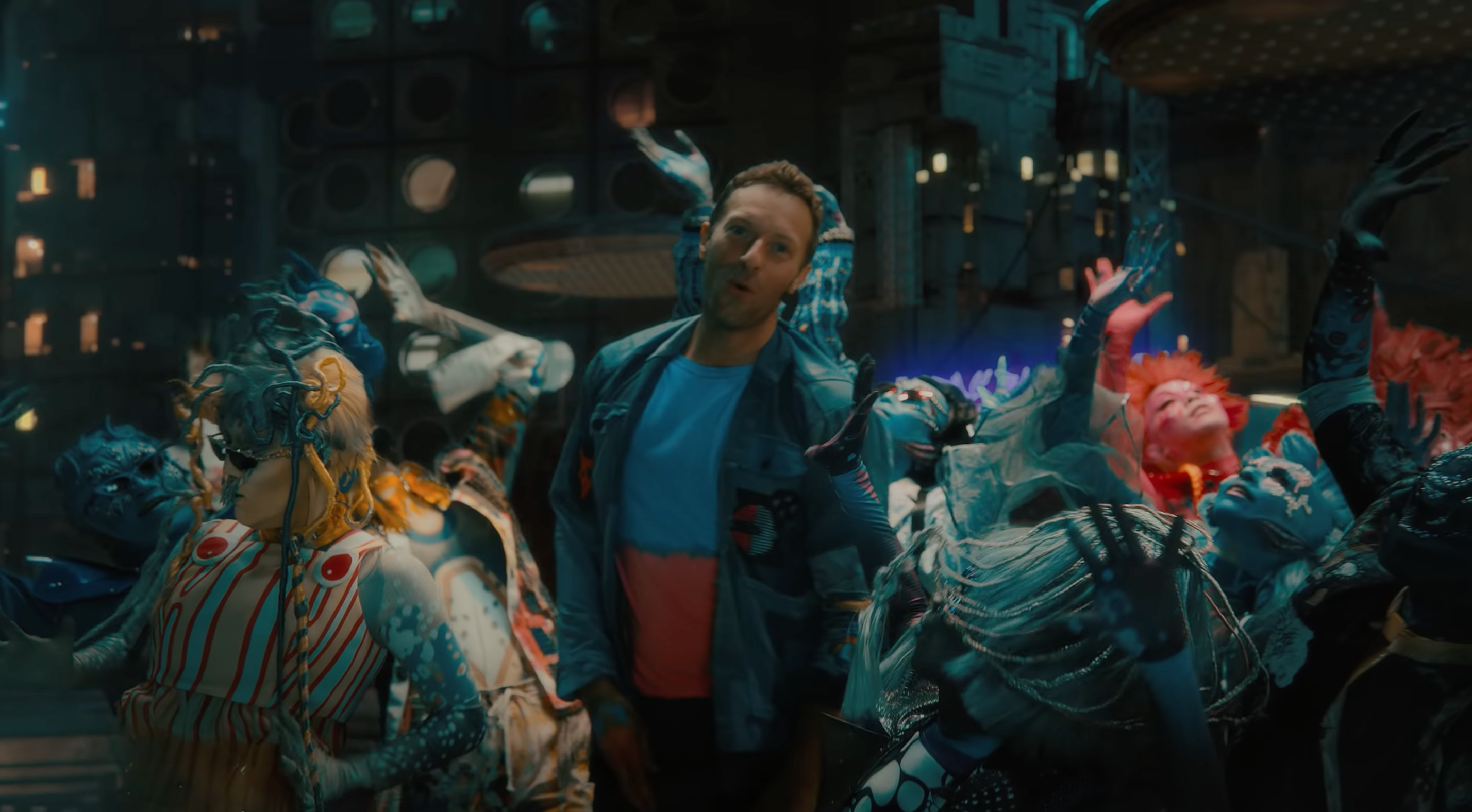 Coldplay viaja a un planeta colorido en el video oficial de "Higher Power"
