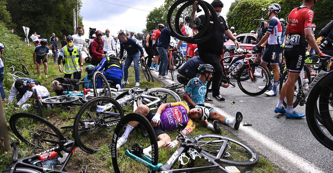 Detienen a la mujer que provocó múltiples caídas en el Tour de Francia