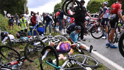 Detienen a la mujer que provocó múltiples caídas en el Tour de Francia