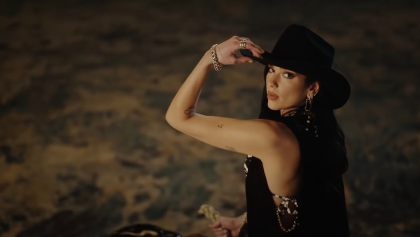 Dua Lipa se divierte en un toro mecánico en el video de "Love Again"