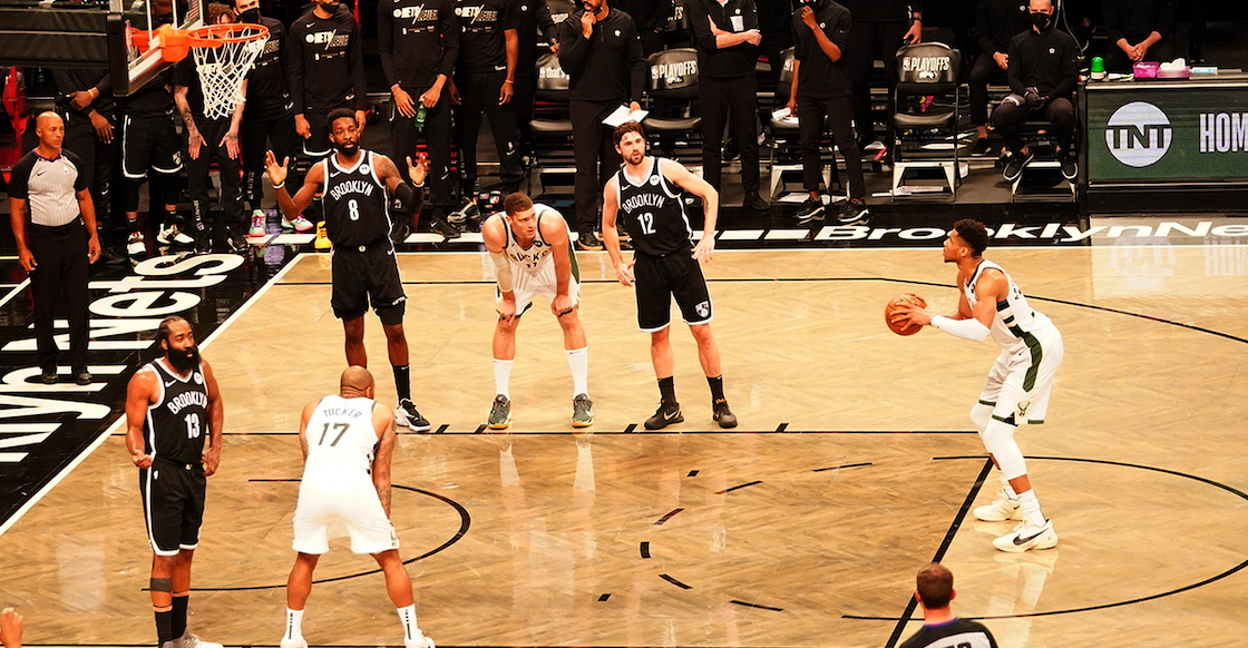 ¿Qué pasa con Giannis Antetokounmpo y los tiros libres en los playoffs?
