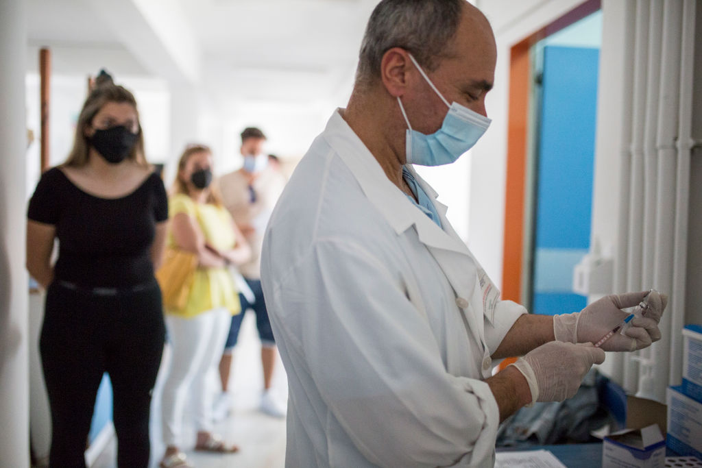 grecia-vacunacion-jovenes