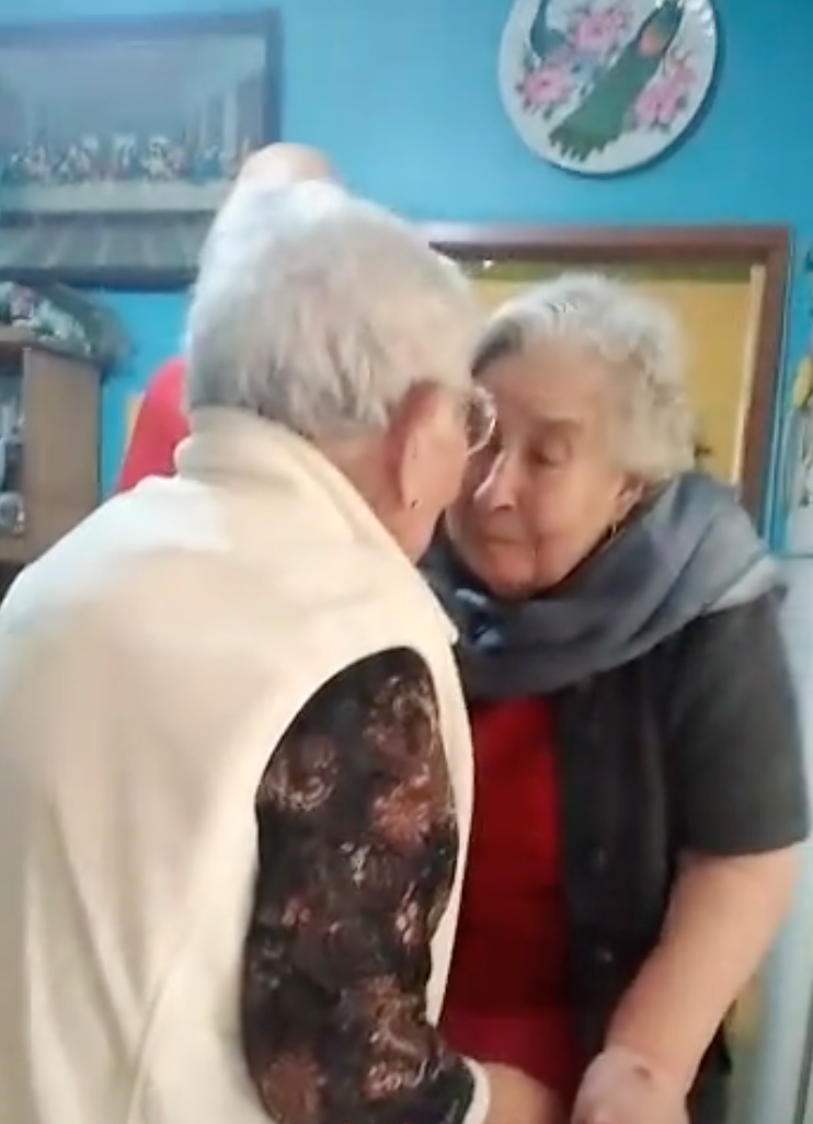Hermanas de 90 años se reencuentran después de un año sin verse