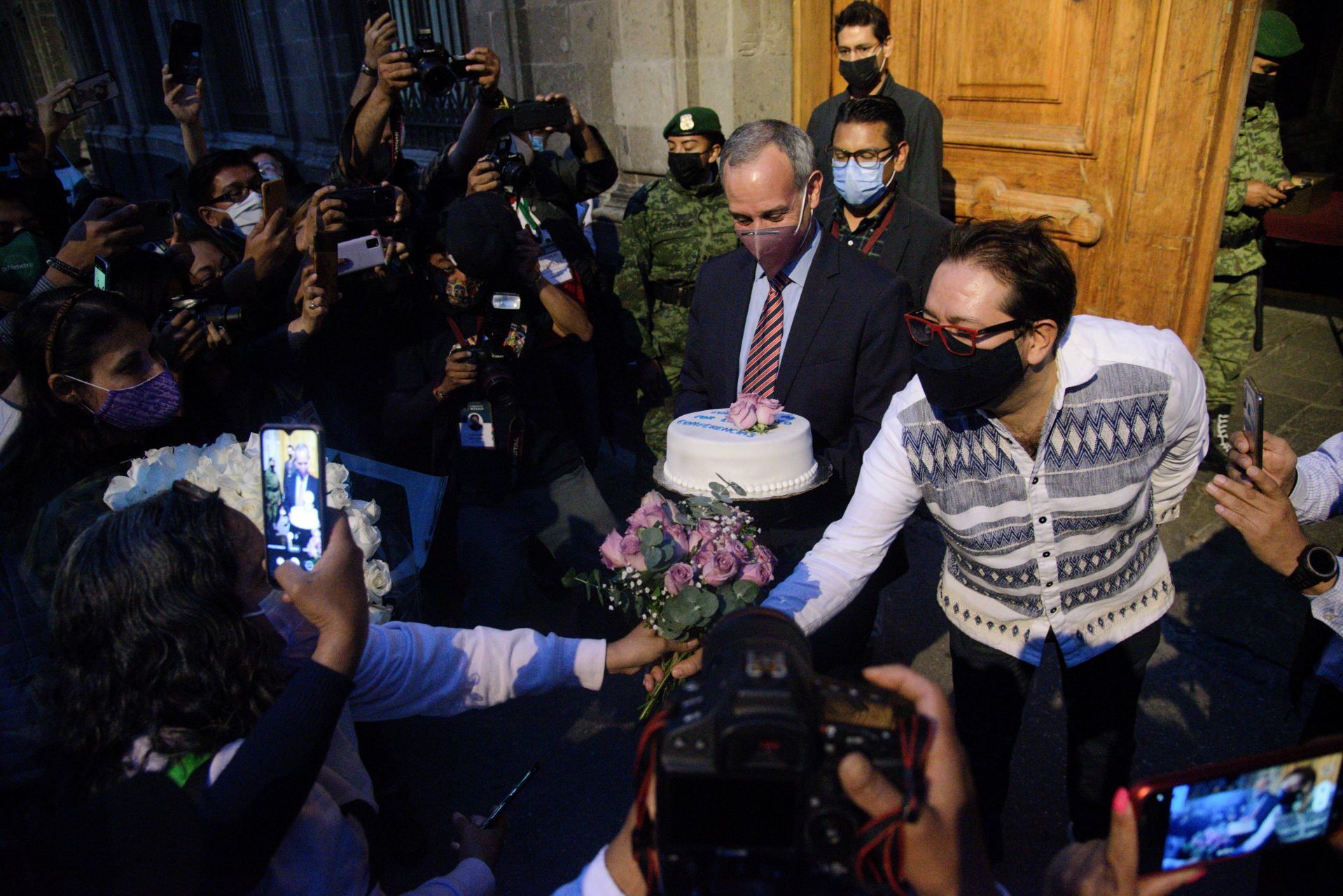 Con mariachi y hasta pastel: Despiden a López-Gatell en su última conferencia de COVID