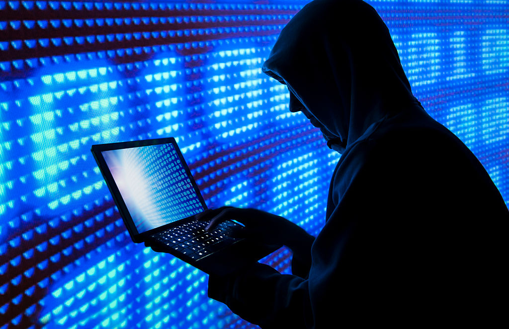 Persona hackeando una computadora