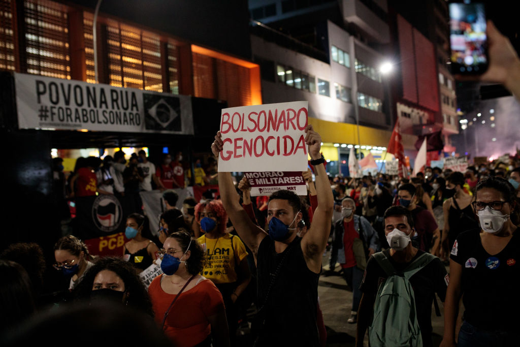 "Loco genocida": Pasajeros de avión abuchean y corren a Jair Bolsonaro 