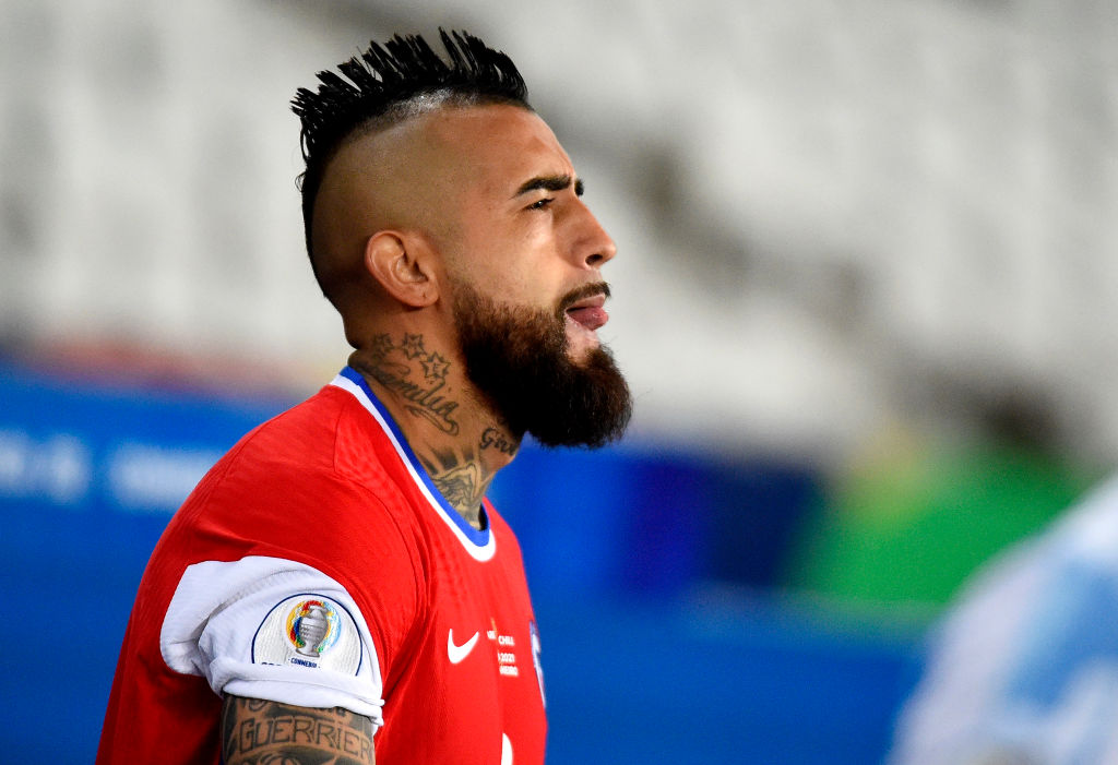 Jugadores de Chile violan la burbuja sanitaria de la Copa América... para cortarse el cabello 
