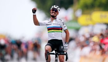 Accidentes y victoria de Alaphilippe: Así fue la primera etapa del Tour de Francia