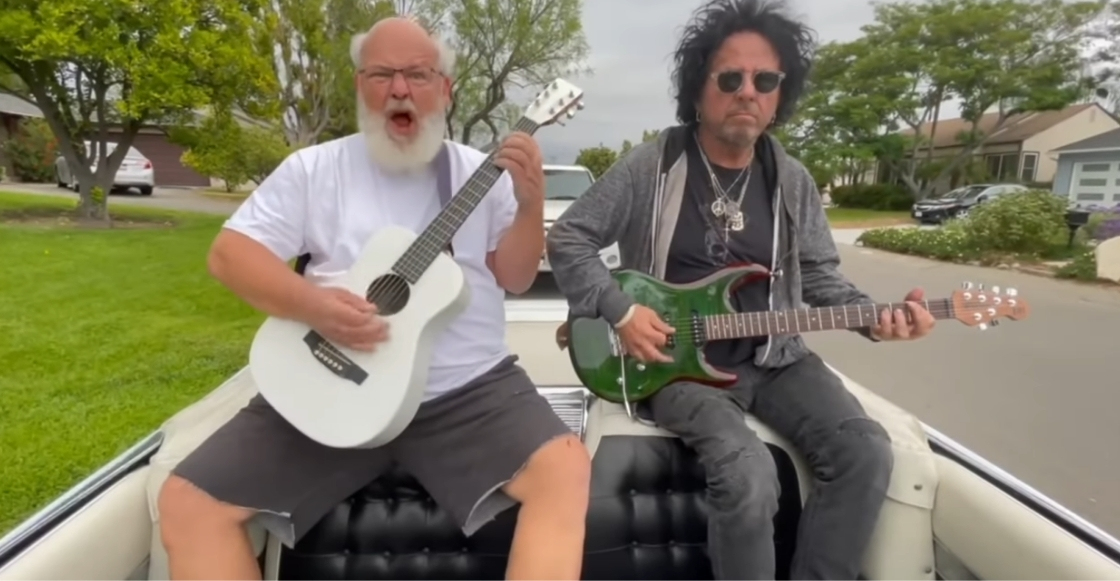 Checa el cover que Kyle Gass de Tenacious D hizo de "I Wanna Be Sedated" de The Ramones para vacunarse