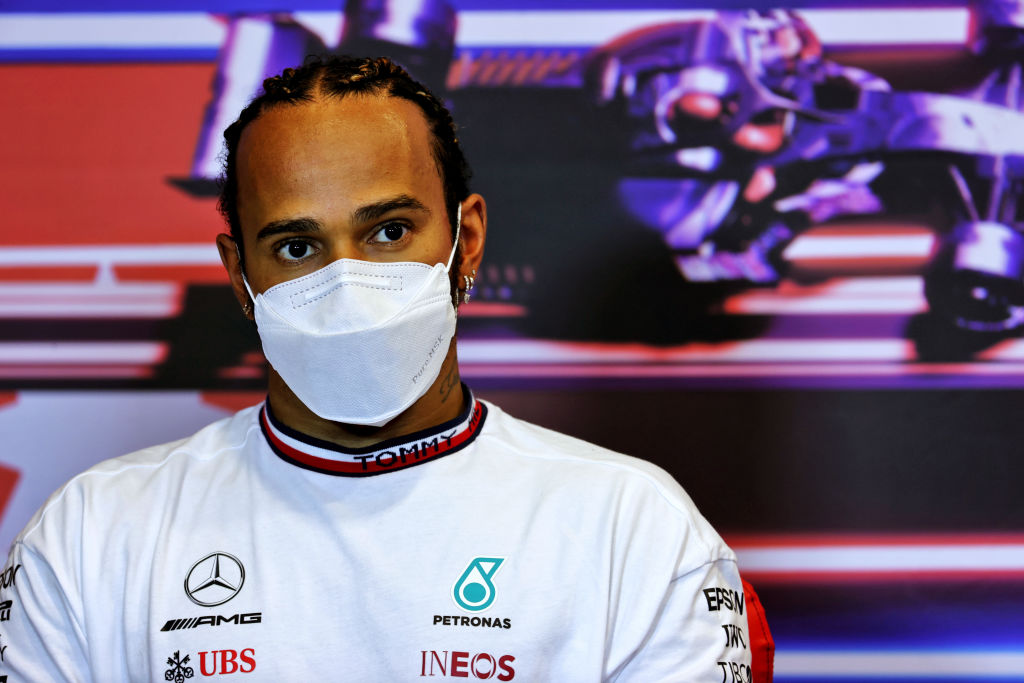 ¿Qué le pasó a Lewis Hamilton en la reanudación del GP de Azerbaiyán?