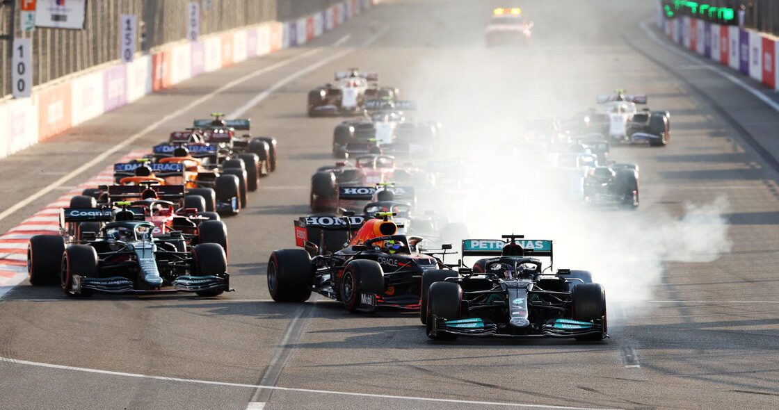 ¿Qué le pasó a Lewis Hamilton en la reanudación del GP de Azerbaiyán?